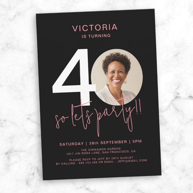 Convite Aniversário de 40 anos preto moderno (Modern Black Pink Photo 40th Birthday Invitation)
