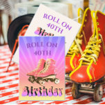 Convite aniversário de 40 anos Retro Rolante Skate Raio de<br><div class="desc">Um convite de festas de aniversário de 40 anos temático da década de 1970 com um grande par de skates de cilindro. Altere facilmente as informações para o seu próprio convite de aniversário personalizado. Os raios solares roxos e amarelos também aparecem na placa declarando um aniversário de 40 anos. De...</div>