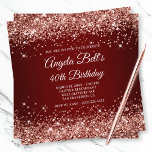 Convite Aniversário de 40 anos vermelho escuro brilhante R<br><div class="desc">Um convite fabuloso e monograma para ela. Rosa dourado cintilante e brilhante vírgula cintilante contra uma imagem fotográfica vermelha escura e burgundy. O monograma clássico de caligrafia rico no verso pode ser personalizado ou excluído. Um convite para festa de aniversário excelente para sua sobrinha. Todos os elementos brilhantes e minúsculos...</div>