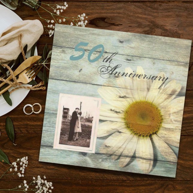 Convite aniversário de 50 anos do casamento entre barnwood (barnwood country daisy 50th wedding anniversary invitation)