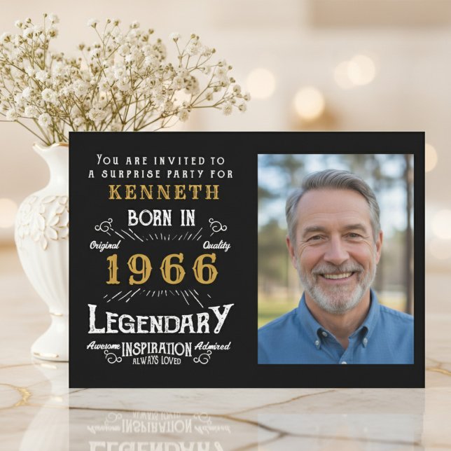 Convite Aniversário de 60 anos 1966 Personalizado Preto Do (1966 birthday invitation. Marble table blurred background)