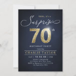 Convite Aniversário de 70 de surpresa para adultos, azuis<br><div class="desc">Modern Shhh, é uma convite de aniversário surpresa que apresenta o roteiro na moda e o falso número 70 de brilho dourado e os detalhes de sua festa sobre a cor azul marinho, simples e elegante, convite para adultos de surpresa excelente para homens e mulheres. a cor preta de fundo...</div>