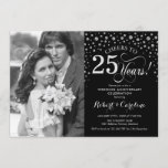 Convite Aniversário de Casamento com 25 de Foto - Preto Pr<br><div class="desc">Convite de 25 Casamento de Aniversário com Foto. Design elegante em prata e preto com letra de script e diamante confetti. Pode ser personalizado para mostrar qualquer ano de casamento. Saúde para 25 anos!</div>