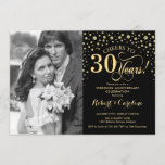 Convite Aniversário de Casamento de 30 com Foto - Dourado<br><div class="desc">Convite de 30 Casamento de Aniversário com Foto. Design elegante em ouro e preto com fonte de script e confete. Pode ser personalizado para mostrar qualquer ano de casamento. Até 30 anos!</div>