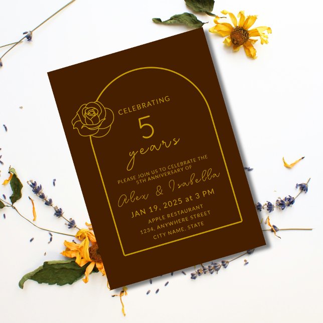 Convite Aniversário de Casamento de 5 de Dourada de madeir (Modern, elegant, minimalist wood brown and gold custom 5th year wood wedding anniversary invitation)