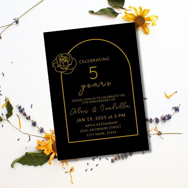 Convite Aniversário de Casamento de 5 Dourado e Negro Mode (Modern, elegant, minimalist black and gold custom 5th year wood wedding anniversary invitation.png)