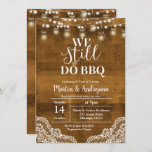 Convite Aniversário de Casamento de Lugar Ainda convidamos<br><div class="desc">Leve de corda Ainda fazemos o convite de aniversário, cartão de convite rústico com fundo rústico e madeira. Perfeito para o aniversário de casamento de 20, aniversário de casamento de 30, aniversário de 50 anos de casamento, etc. 40ª carta de aniversário de casamento, Ainda fazemos aniversário de renovação de Vow....</div>