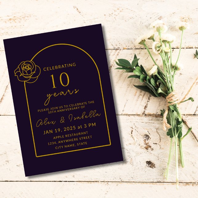 Convite Aniversário de Casamento do 10º Aniversário do Púr (Modern elegant minimalist classic purple and gold 10th year wedding anniversary invitation)