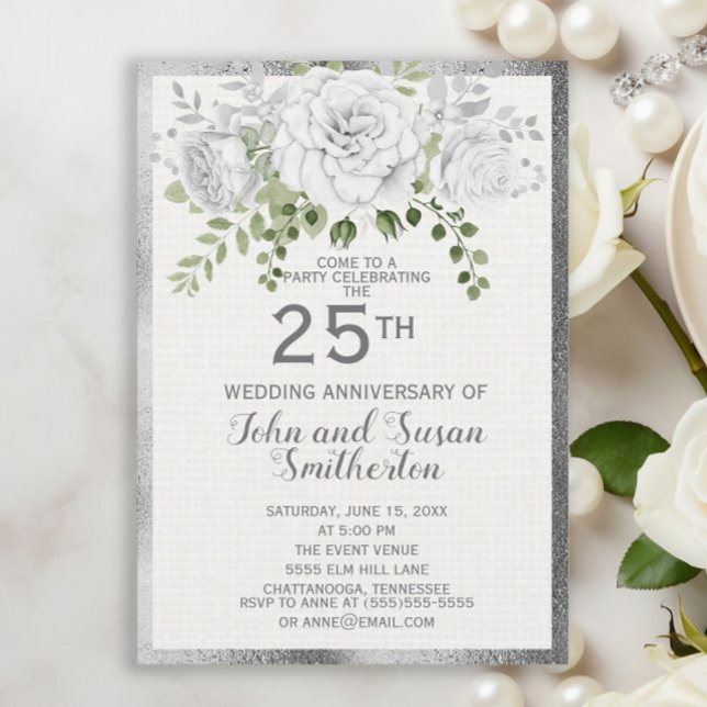 Convite Aniversário de Casamento do 25 Floral Silver White (Silver 25th anniversary invitation with beautiful white flowers and greenery)