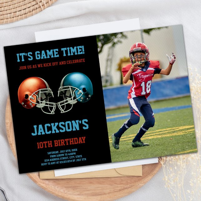Convite Aniversário de futebol preto vermelho vs azul (Black Red vs Blue Photo Football Birthday Invitation)