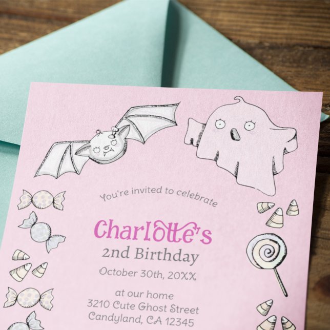 Convite Aniversario de los niños de Halloween de dulce dul (Cute Pink Halloween Kids Birthday Invitation. Hand Drawn Adorable Baby Bat, Ghost, Candy, Lolipops.)