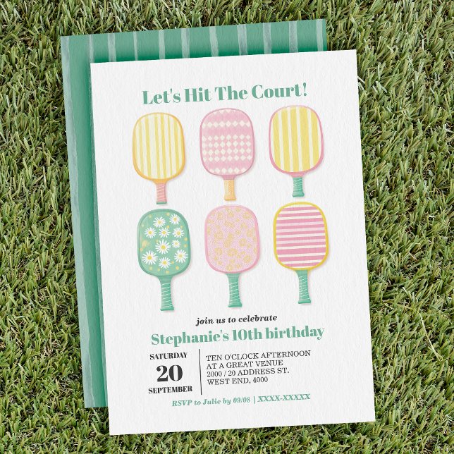 Convite Aniversário de Pickleball Elegante com Aquarela Si (Serve up some fun with this stylish pickleball-themed birthday invitation.)