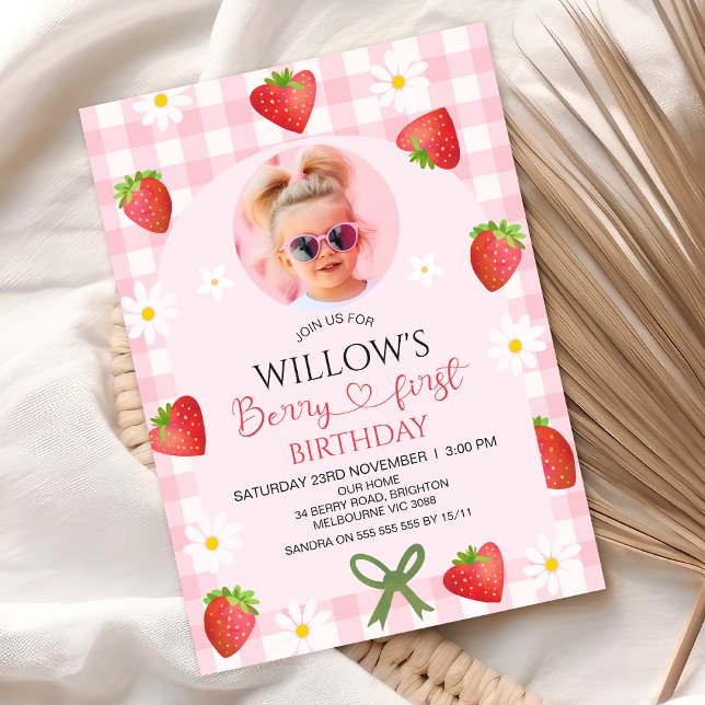 Convite Aniversário de Um Ano do Coração de Gingham Rosa M (Berry First Birthday Invitation, Berry First Birthday Invite, Strawberry Themed First Birthday Girl)