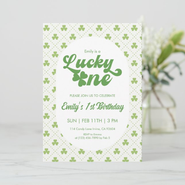 Convite Aniversário de Um Ano Lucky Green Clover (Em pé/Frente)