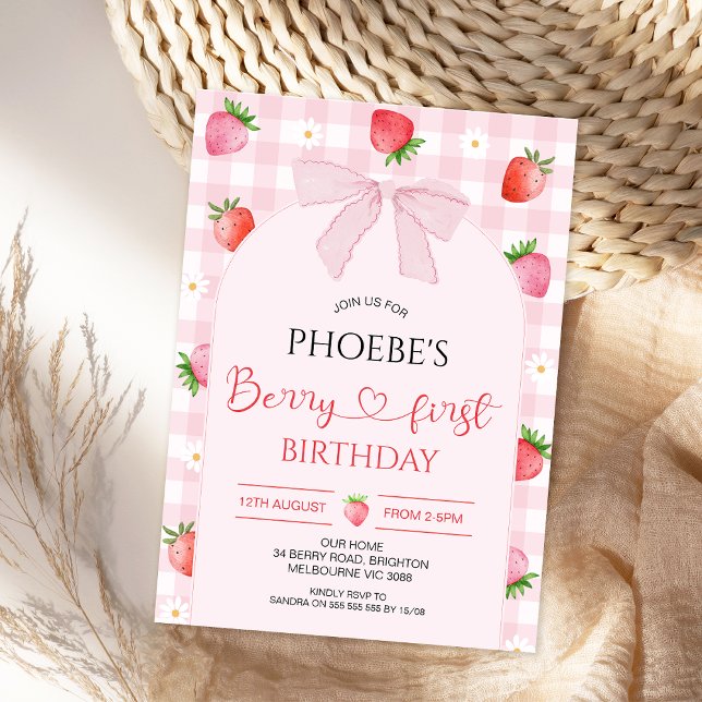 Convite Aniversário de Um Ano Moderno com Arco de Xadrez R (Berry First Birthday Invitation, Berry First Birthday Invite, Strawberry First Birthday Invitation )