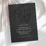 Convite Aniversário do 4º Adulto com Script Preto na moda<br><div class="desc">Design apresenta um fundo de gradiente escuro com uma palavra "quarenta" que se destaca corajosamente em letras escuras brilhantes. Mas há algo mais: as letras criam um efeito legal de sombra, fazer que pareçam estar saindo da página. Não é qualquer número; é um grande negócio. Este convite está dizendo, "Prepare-se...</div>