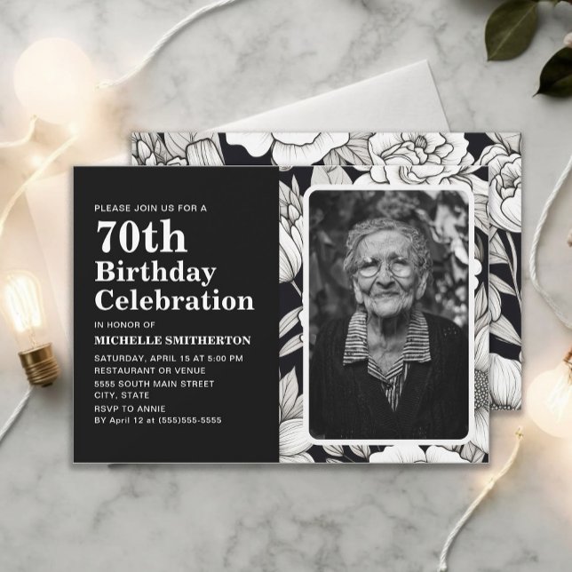 Convite Aniversário do 70 de Fotografia das Flores Brancas (Black and white floral 70th birthday photo invitation)