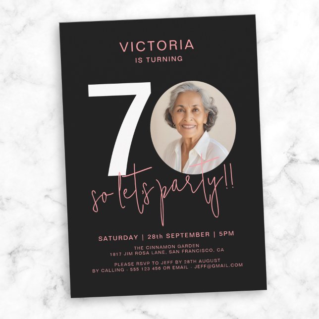 Convite Aniversário do 70 preto-rosa moderno (Modern Black Pink Photo 70th Birthday Invitation)