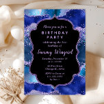 Convite Aniversário do Agate do Oceano Azul-Escuro e Roxo<br><div class="desc">Este elegante e glamouroso convite de aniversário apresenta um fundo mármore azul escuro com sotaques brilhantes azuis falsos. O texto combina o script manuscrito e as fontes sans serif modernas para um aspecto elegante e sofisticado. As sequências e a textura em apuros criam a mistura perfeita de chic e grunge....</div>