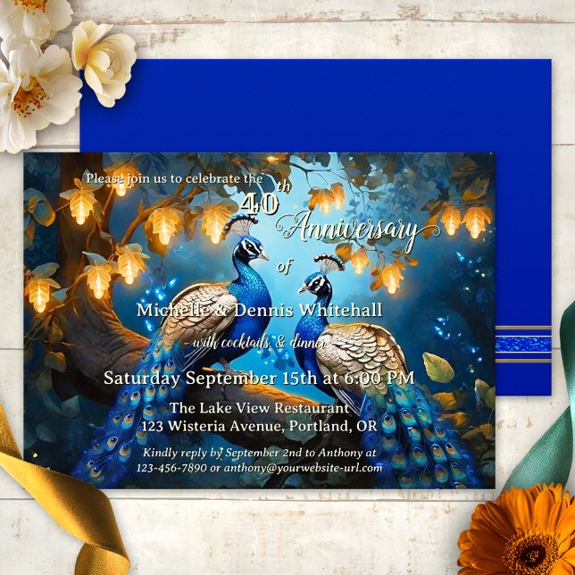 Convite Aniversário do Casamento de Pavões Românticos Artí (An elegant wedding anniversary invitation showing a painting of two peacocks in a festively lit tree)