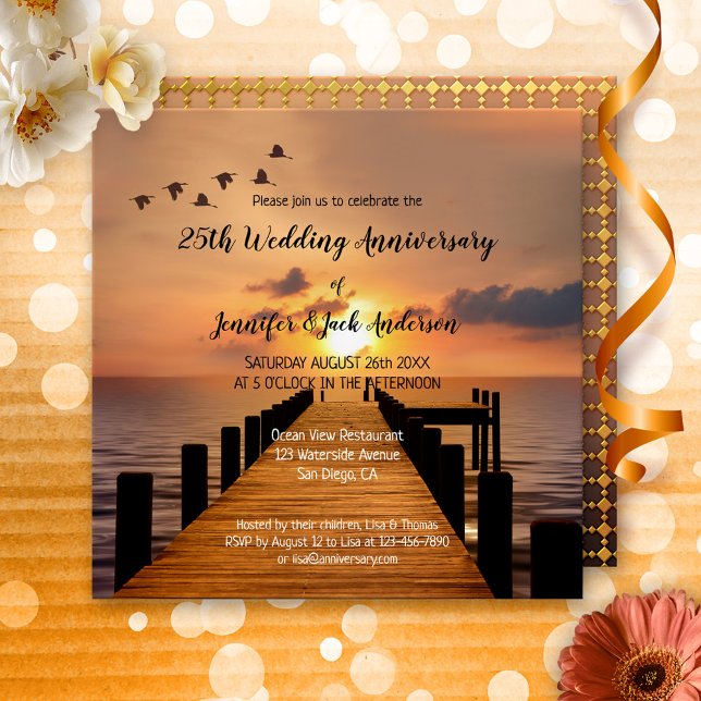 Convite Aniversário do Casamento Solar Costeiro Marítimo (A romantic wedding anniversary invitation featuring a sunset on a jetty at the waterfront)
