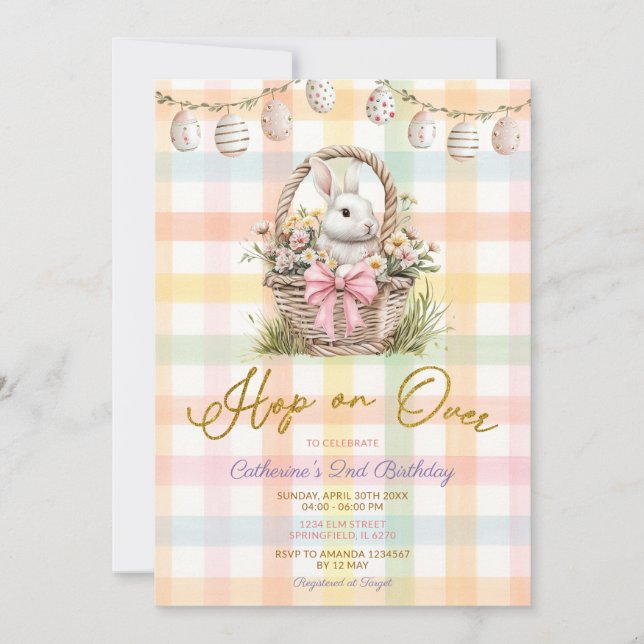 Convite Aniversário do Cesto de Coelho de Gingham de Prima (Frente)