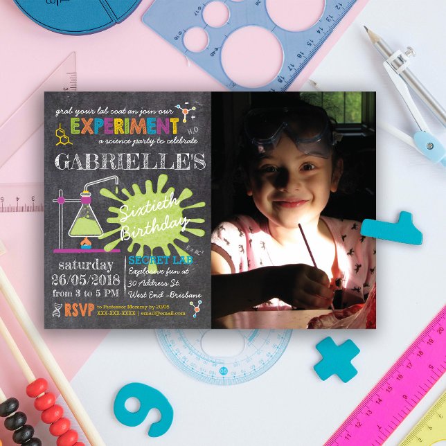 Convite Aniversário do Chalkboard Mad Science Party (Put on your lab coat and get ready for an incredible party with our Science Party Invitation.)