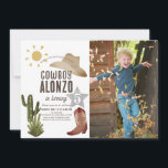 Convite Aniversário do Cowboy Ocidental Wild West Kids<br><div class="desc">O convite de fotos de aniversário do cowboy deste garoto,  apresenta um fundo branco com um chapéu de cowboy,  bota de cowboy,  cacto e o sol. O verso apresenta um fundo branco com padrões de vaca. Personalize para suas necessidades. Você pode encontrar produtos correspondentes na minha loja.</div>