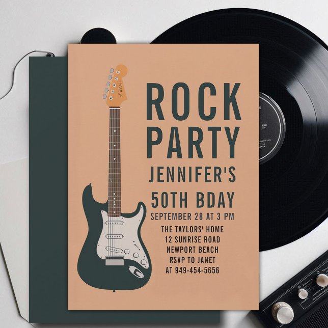 Convite Aniversário do Dia da Diversão Moderna do Violão d (music musician rock adult birthday party invitation women modern fun black electric guitar peach)