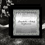 Convite Aniversário do Elegante 60th Silver e Diamantes<br><div class="desc">Opulent elegance frames este design de convite de aniversário de casamento em um único design de diamante em escala com diamantes de lágrima central com faíscas adicionadas. O texto também é gradado para efeito. Design original por Holiday Hearts Design (todos os direitos reservados). Se você precisar de assistência ao design...</div>