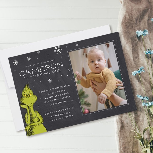 Convite Aniversário do Grinch no Quadro Negro (Invitation on table)