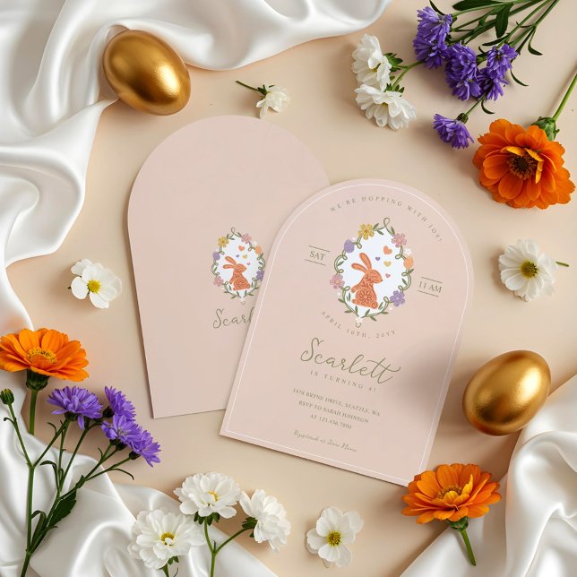 Convite Aniversário Floral de Primavera de Coelhinho de Pá (Elegant Easter Bunny Crest Spring Floral Birthday Invitation)