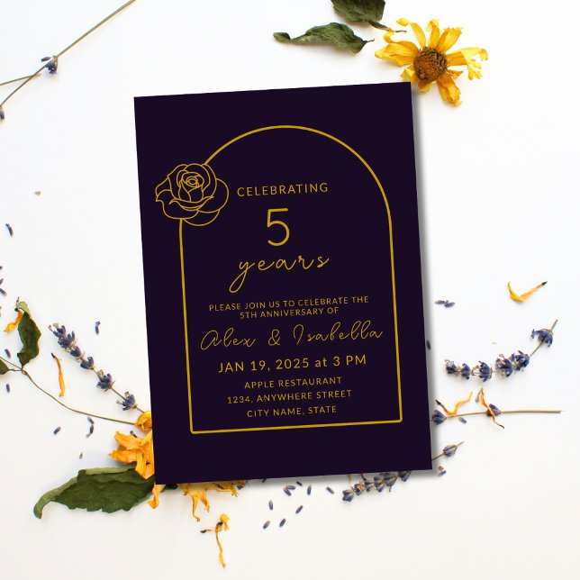 Convite Aniversário moderno de Casamento de 5 roxo e Doura (Modern, elegant, minimalist purple and gold custom 5th year wood wedding anniversary invitation.png)