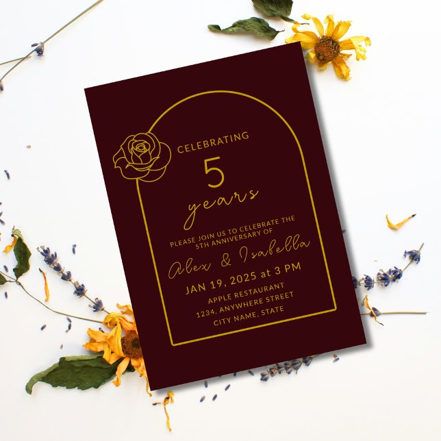 Convite Aniversário moderno de casamento entre magenta e 5 (Modern, elegant, minimalist magenta and gold custom 5th year wood wedding anniversary invitation)