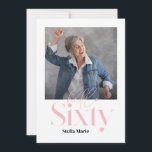 Convite Aniversário moderno mínimo simples, rosa-cinza 60<br><div class="desc">O mínimo moderno convite para 60 anos de uma tipografia simples,  cor-de-rosa e branca. Parte de uma coleção contemporânea.</div>