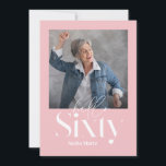 Convite Aniversário moderno mínimo simples, rosa-cinza 60<br><div class="desc">O mínimo moderno convite para 60 anos de uma tipografia simples,  cor-de-rosa e branca. Parte de uma coleção contemporânea.</div>