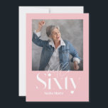 Convite Aniversário moderno mínimo simples, rosa-cinza 60<br><div class="desc">O mínimo moderno convite para 60 anos de uma tipografia simples,  cor-de-rosa e branca. Parte de uma coleção contemporânea.</div>