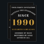 Convite Aniversário Personalizado 1990 Adicionar Seu Nome<br><div class="desc">Para esses nasceres em 1990 e celebrando a sua festa de aniversário, temos o cartão de convite de aniversário ideal. O fundo preto com design branco e ouro é simples e, no entanto, elegante. Personalize facilmente o texto na frente e na parte traseira deste cartão de convite de aniversário usando...</div>
