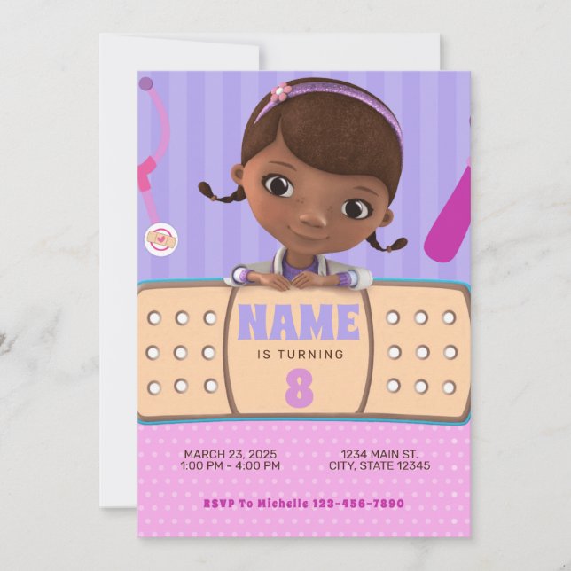 Convite Aniversário Rosa Roxo da Doc McStuffins (Frente)