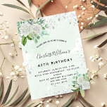 Convite Aniversário verde prateado branco<br><div class="desc">Um convite moderno, na moda e glamouroso para a 40ª festa de aniversário (ou qualquer idade) da mulher. Um fundo verde de cor aquosa, com poeira cinzenta prateada suja e florais brancos e verde. O nome é escrito com um moderno script estilo escrito à mão preta. Personalize e adicione um...</div>