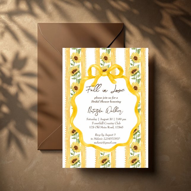 Convite Apaixonar o chá de panela de faixa amarelo de gira (Fall in love sunflowers grandmillenial retro bow wavy border yellow stripes bridal shower invitation)