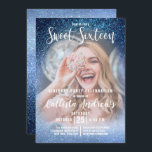 Convite Aqua Baby Blue Triple Glitter Photo Sweet 16<br><div class="desc">Este convite de aniversário giro, moderno e brilhante de 16 fotos é perfeito para o dia especial da sua filha adolescente. Apresenta uma fotografia personalizável do convidado de honra e um azul-aqua imprimido em azul-claro no cinzento azul-cintilante brilhante cintilante. É chique, elegante, bonito, única e legal; todas as qualidades que...</div>