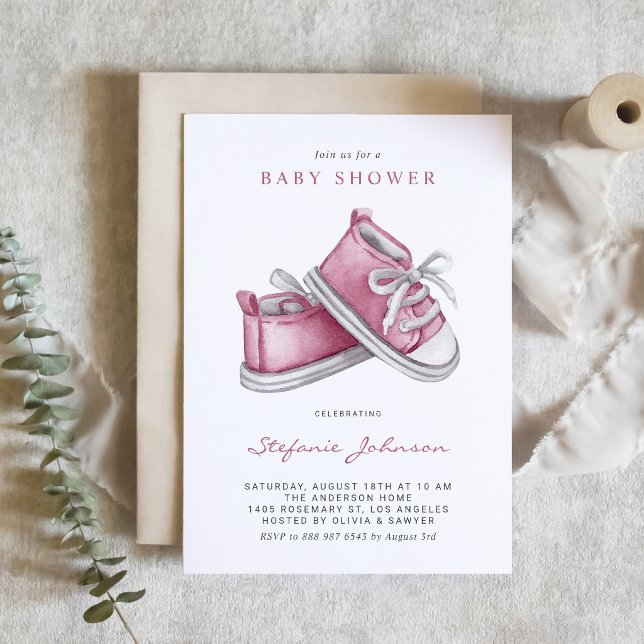 Convite Aquarela Botinhas Rosa de Bebê Código QR Chá de Be (Pink baby booties and a QR code make this baby shower invitation sweet and convenient.)