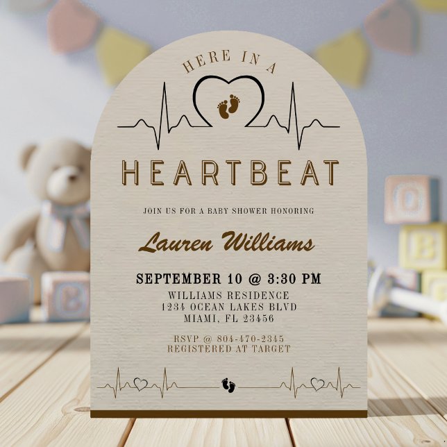 Convite Aqui num Monitor de Batimentos Cardíacos Chá de Be (Here in a Heartbeat Heart Monitor Tan Brown Baby Shower Invitation
)