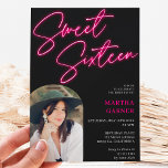 Convite Arca de fotos divertida com script de sinais rosa<br><div class="desc">Um brilhante e ousado Sinal Neon Pink Script com um doce convite de aniversário 16 de arco fotográfico a preto.</div>