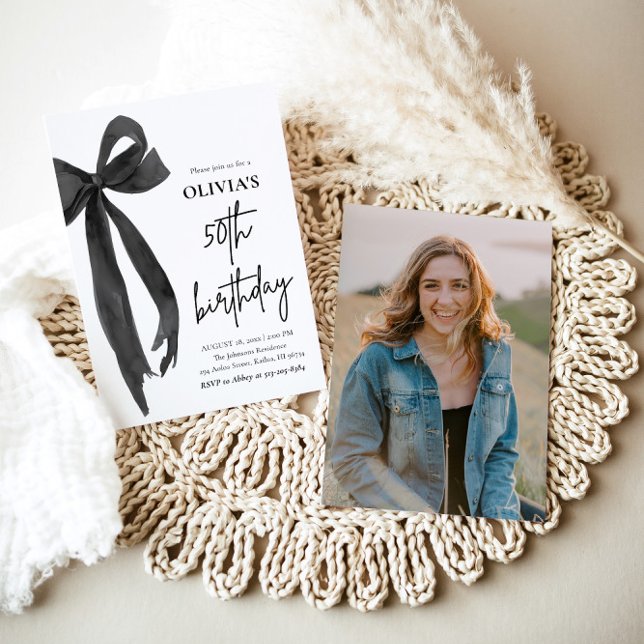 Convite Arco 50ª Festa de aniversário Preta de Aquarela El (Watercolor Modern Elegant Coquette Black Bow Photo 50th Birthday Party Invitation)