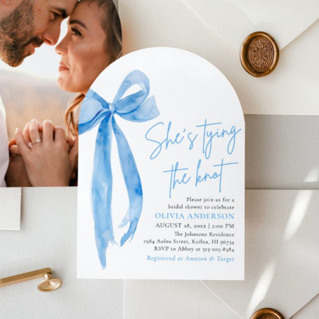 Convite Arco Azul Dusty Ela é Chá de panela Casando (Modern Watercolor Dusty Blue Bow She's Tying the Knot Bridal Shower Invitation )