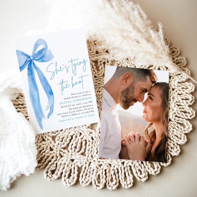 Convite Arco Azul Foto O Chá de panela do Casando (Modern Photo  Blue Bow She's Tying the Knot Bridal Shower Invitation)