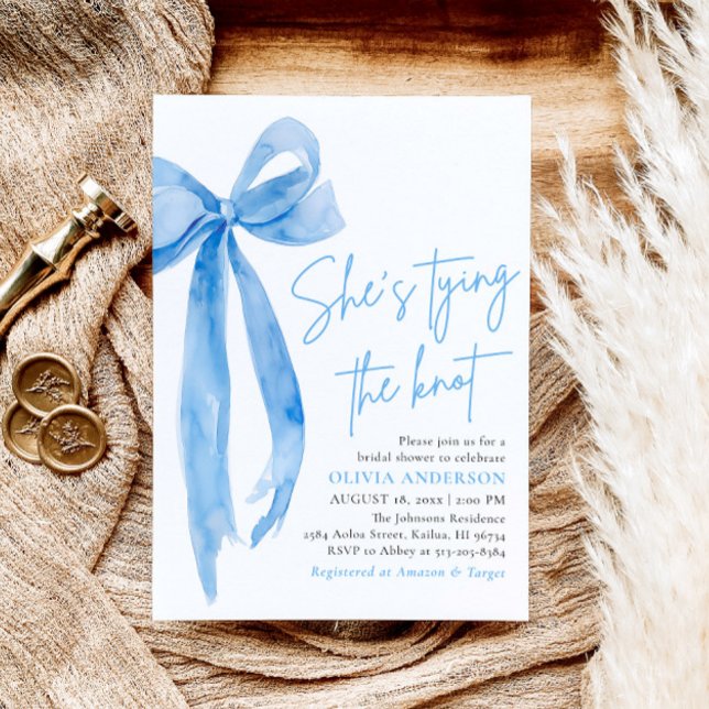Convite Arco Azul Moderno Ela é Chá de panela Casando (Modern Blue Bow She's Tying the Knot Bridal Shower Invitation)