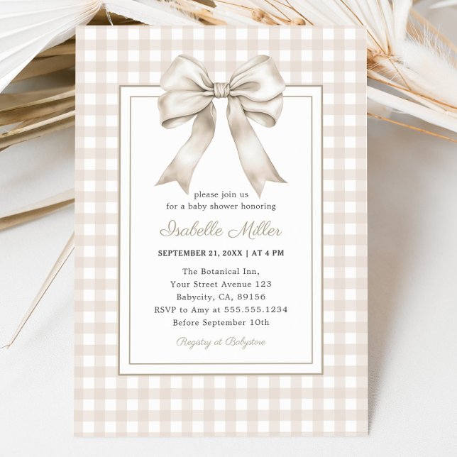 Convite Arco bege clássico Gingham Chá de fraldas neutro (Classic Beige Bow Gingham Neutral Baby Shower Invitation)